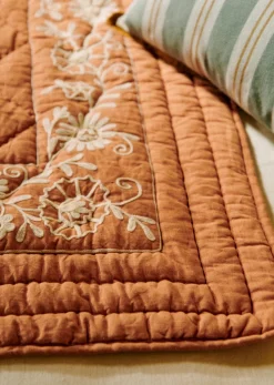 Sezane Courtepointe Brodée- Les Tissus