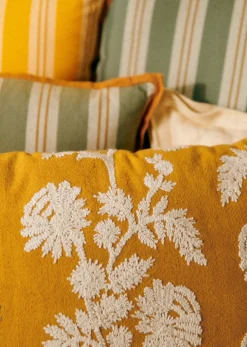 Sezane Coussin Brodé -  Grand Modèle- Les Tissus