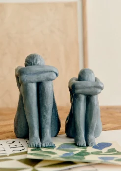 Sezane Sculpture Guénolée Courcoux - Femme Assise Grand Modèle- Les Invités