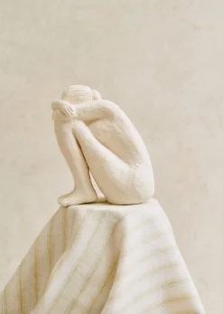 Sezane Sculpture Guénolée Courcoux - Femme Assise Grand Modèle- Les Invités