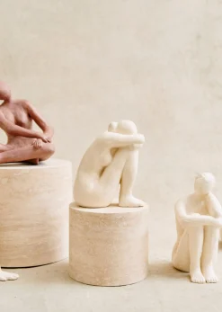 Sezane Sculpture Guénolée Courcoux - Femme Assise Grand Modèle- Les Invités