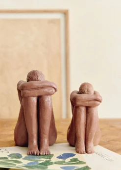 Sezane Sculpture Guénolée Courcoux - Femme Assise Grand Modèle- Les Invités