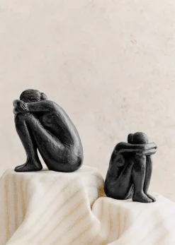 Sezane Sculpture Guénolée Courcoux - Femme Assise Grand Modèle- Les Invités