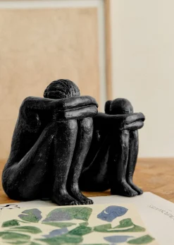 Sezane Sculpture Guénolée Courcoux - Femme Assise Grand Modèle- Les Invités