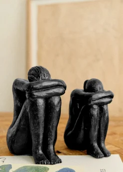 Sezane Sculpture Guénolée Courcoux - Femme Assise Grand Modèle- Les Invités