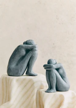 Sezane Sculpture Guénolée Courcoux - Femme Assise Grand Modèle- Les Invités