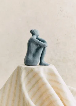 Sezane Sculpture Guénolée Courcoux - Femme Dans Ses Pensées Petit Modèle- Les Invités