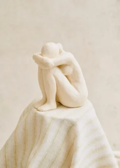 Sezane Sculpture Guénolée Courcoux - Femme Assise Petit Modèle- Les Invités