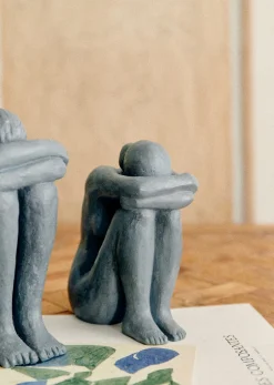 Sezane Sculpture Guénolée Courcoux - Femme Assise Petit Modèle- Les Invités