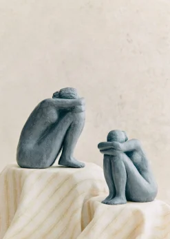 Sezane Sculpture Guénolée Courcoux - Femme Assise Petit Modèle- Les Invités