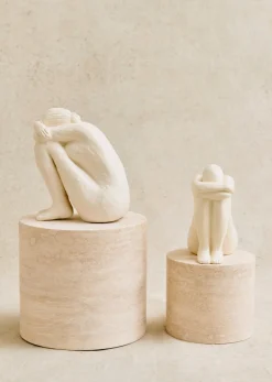 Sezane Sculpture Guénolée Courcoux - Femme Assise Petit Modèle- Les Invités