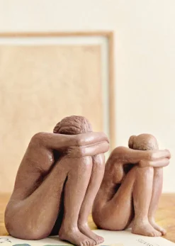 Sezane Sculpture Guénolée Courcoux - Femme Assise Petit Modèle- Les Invités