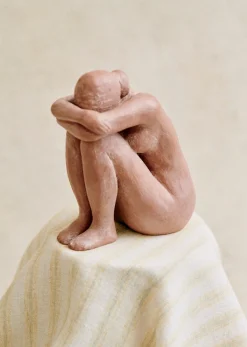Sezane Sculpture Guénolée Courcoux - Femme Assise Petit Modèle- Les Invités